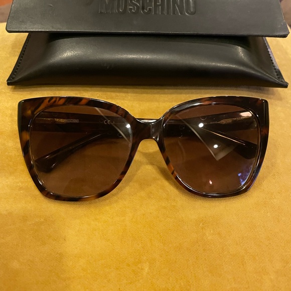 Moschino sunglasses in new condition - Picture 5 of 5